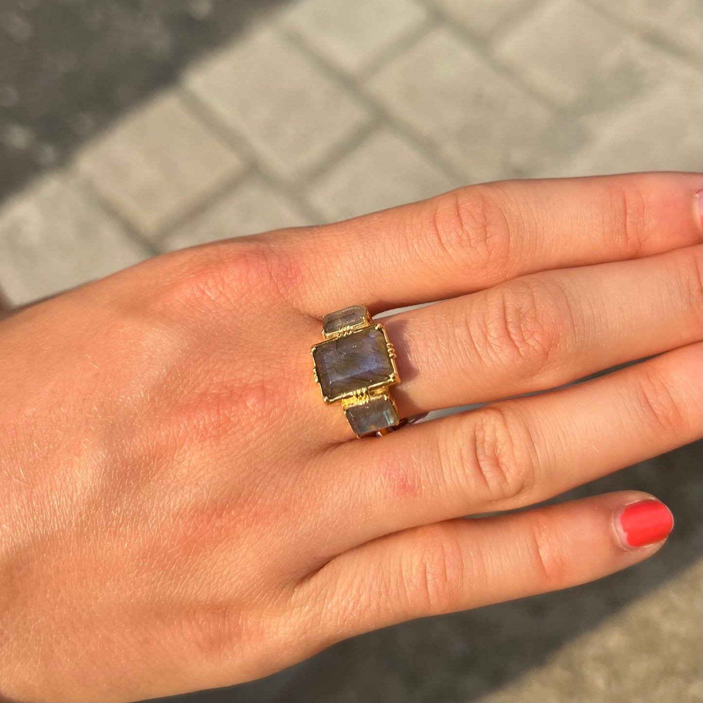 Bague réglable en pierre semis-précieuses Romane, en Labradorite de la marque Au Fil de Lo
