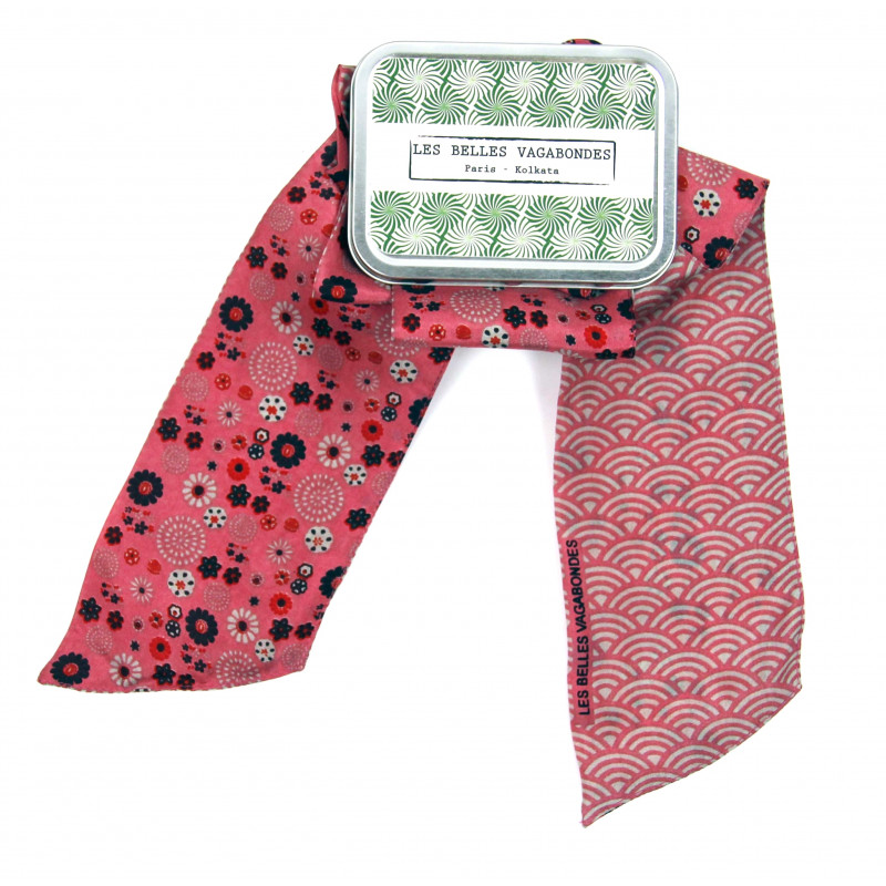 Bandeau de soie Akiko, bandeau en soie Les belles vagabondes, bandeau cheveux, bandeau pour femmes, accessoire cheveux, bandeau en soie rose, bandeau avec des fleurs et forme ronde, compléter son look, accessoire tour du cou, bandeau tour du cou.