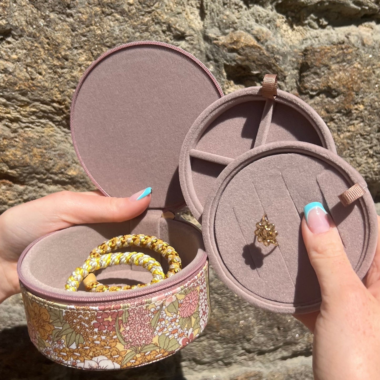 Boite à bijoux de couleur jaune de la marque Bon Dep