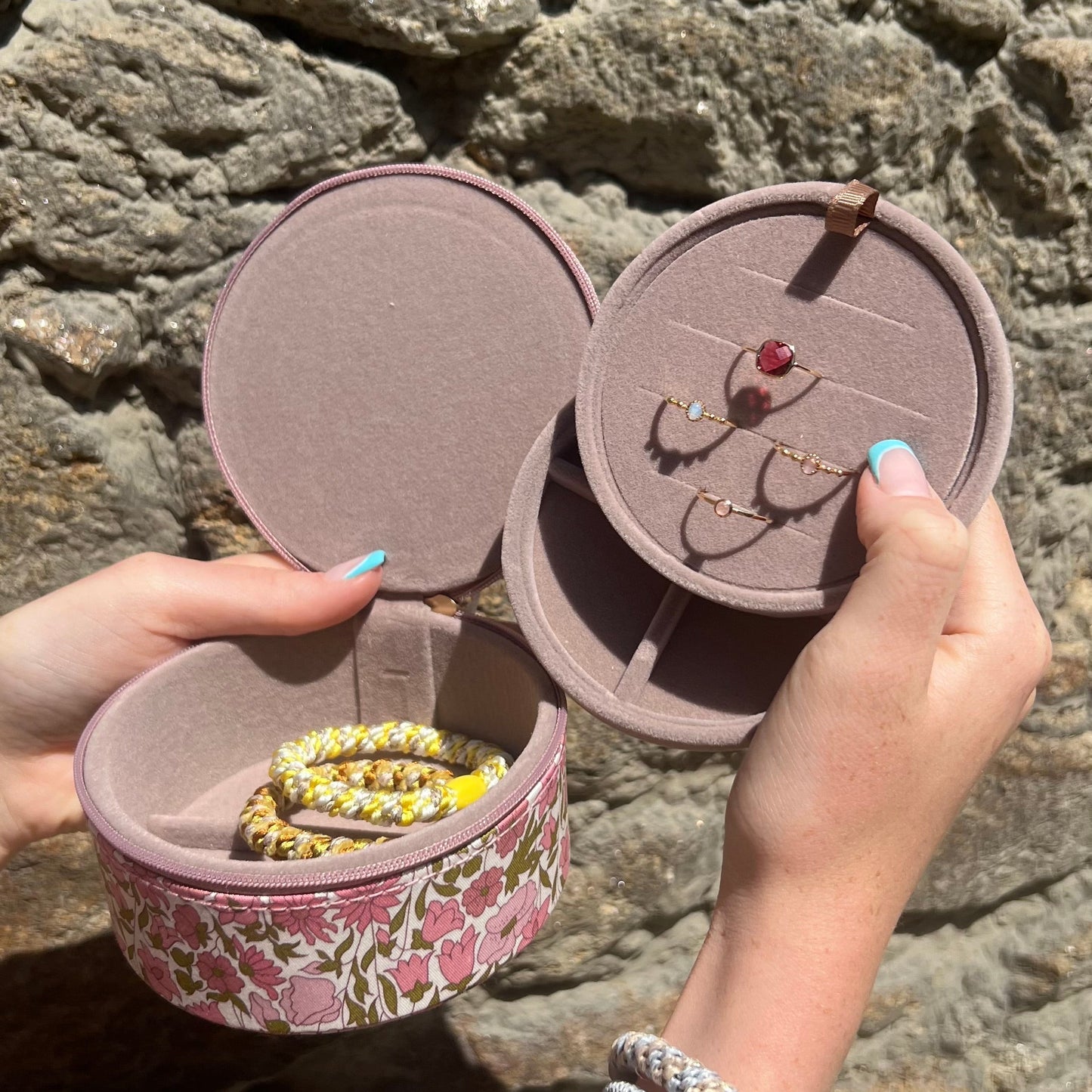 Boite à bijoux ronde rose de la marque Bon Dep