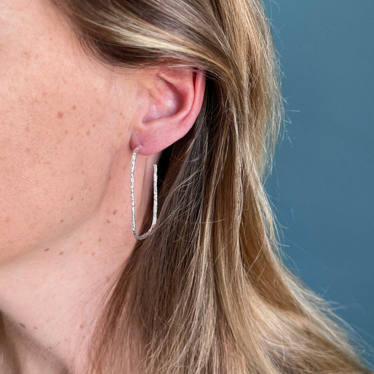 Boucles d’oreilles Delphine Boucles d’oreilles créoles, créoles carré, Boucles d'oreilles percées, grandes boucles d'oreilles, Boucles d'oreilles plaqué or, Boucles d'oreilles Intuitu, Boucles d'oreilles créateurs parisien
