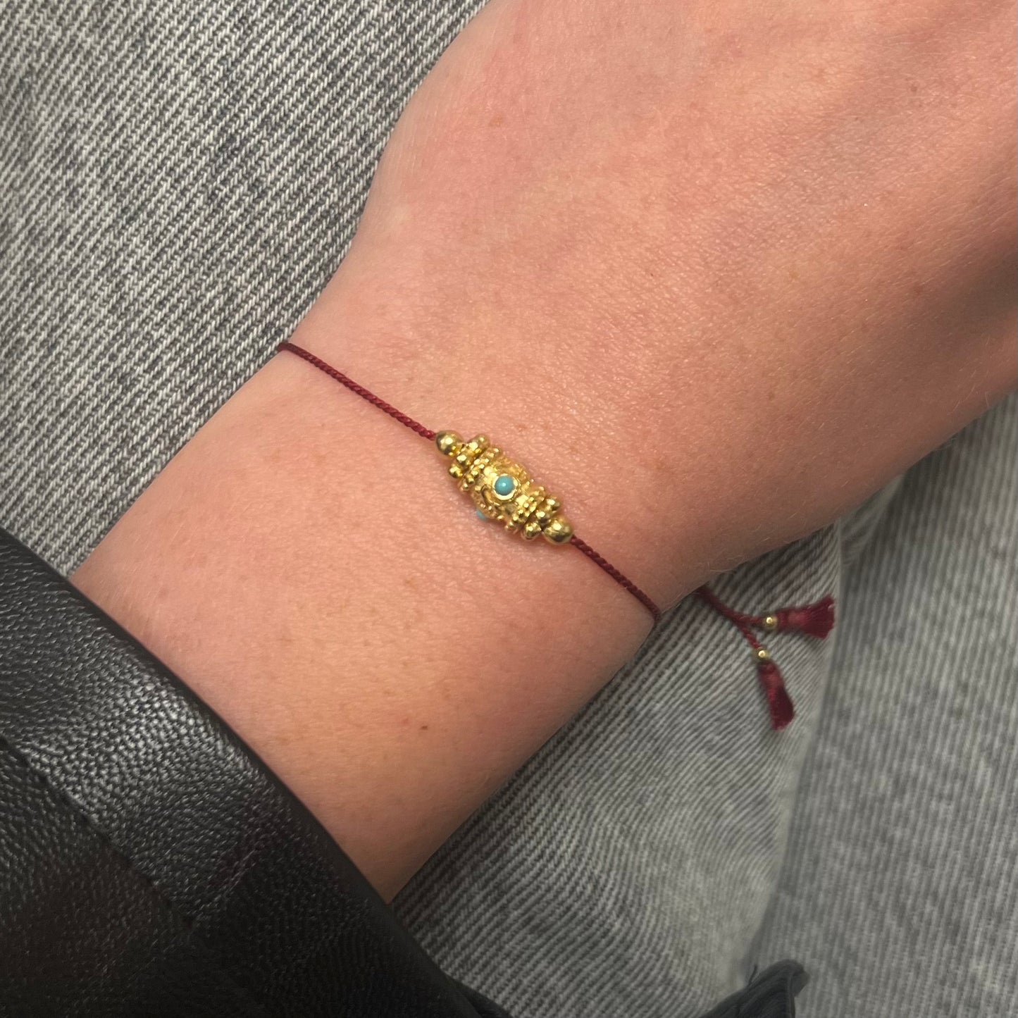 Bracelet Rakhi 1 turquoise Dorothée Sausset porté