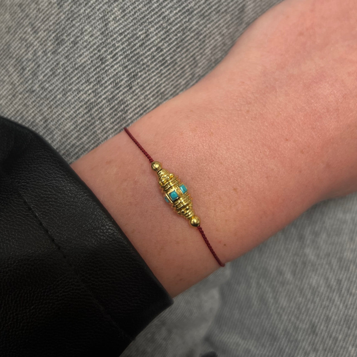 Bracelet Rakhi 2 turquoise Dorothée Sausset porté