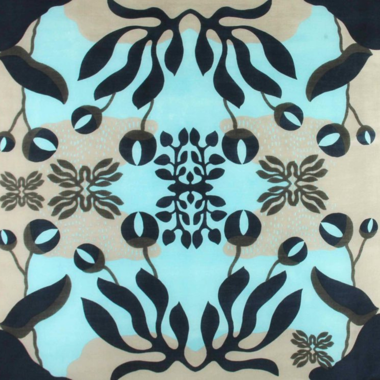 Carré Laine Abysse Bleu de la marque Les Belles Vagabondes, 100% Laine, Fabrication artisanale en Inde, Dessiné à la main en France
