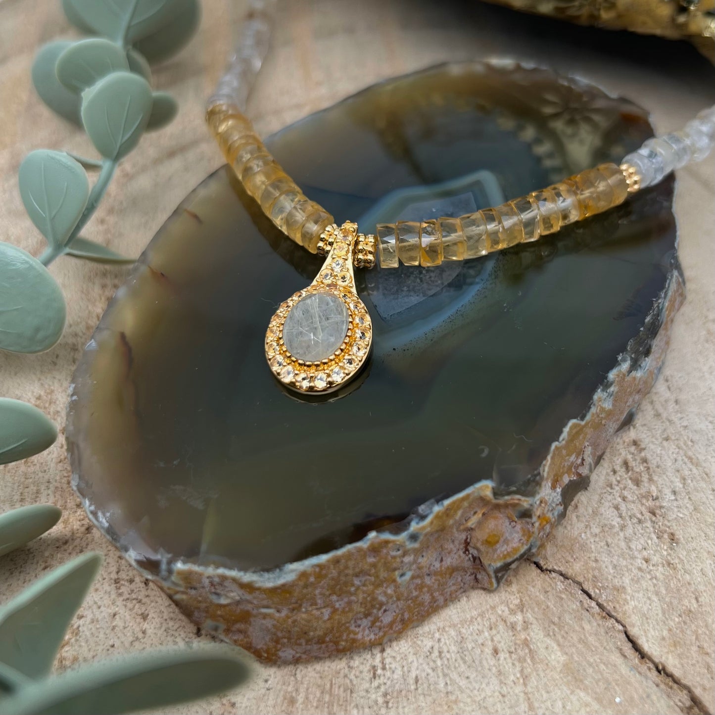 Collier Anastasia en cirtine et quartz rutil or, au fil de lo