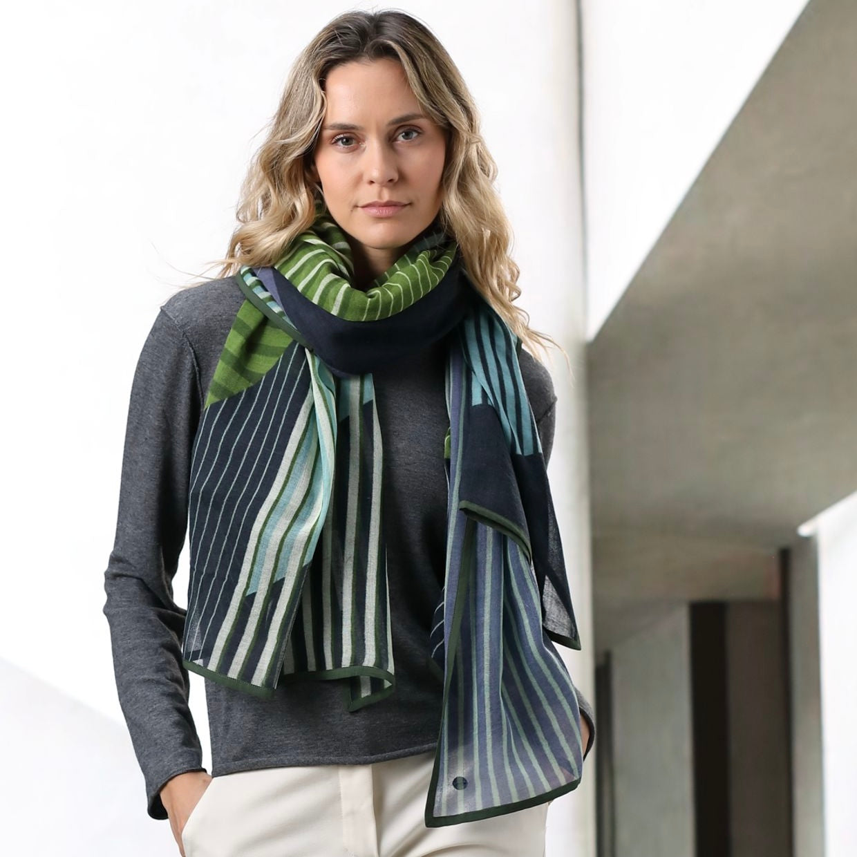 Foulard Dania vert de la marque Shalls barcelona, 100 x 180 cm, 100% Laine