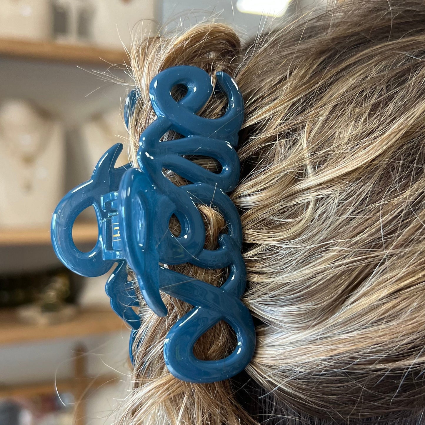 Grande pince à cheveux love de couleur bleu de la marque bon dep portée