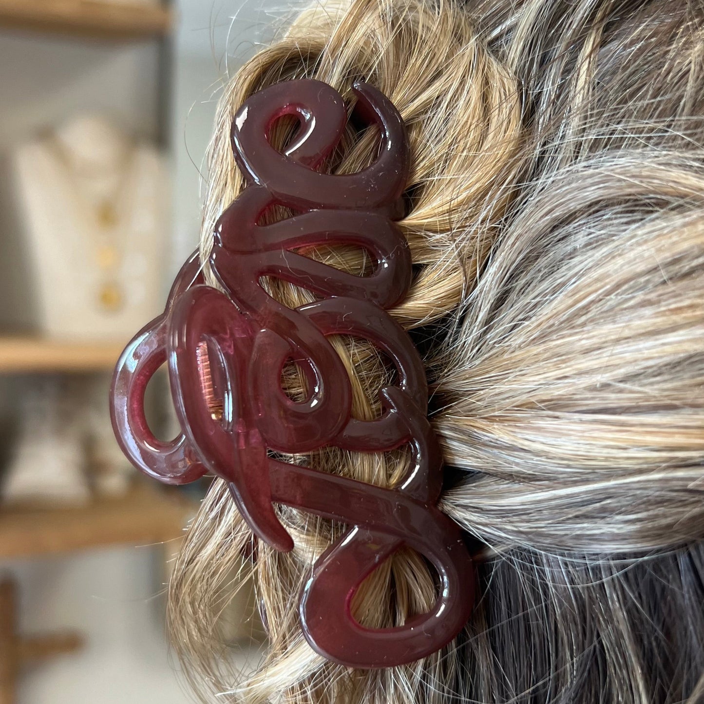 Grande pince à cheveux love de couleur aubergine et de la marque bon dep