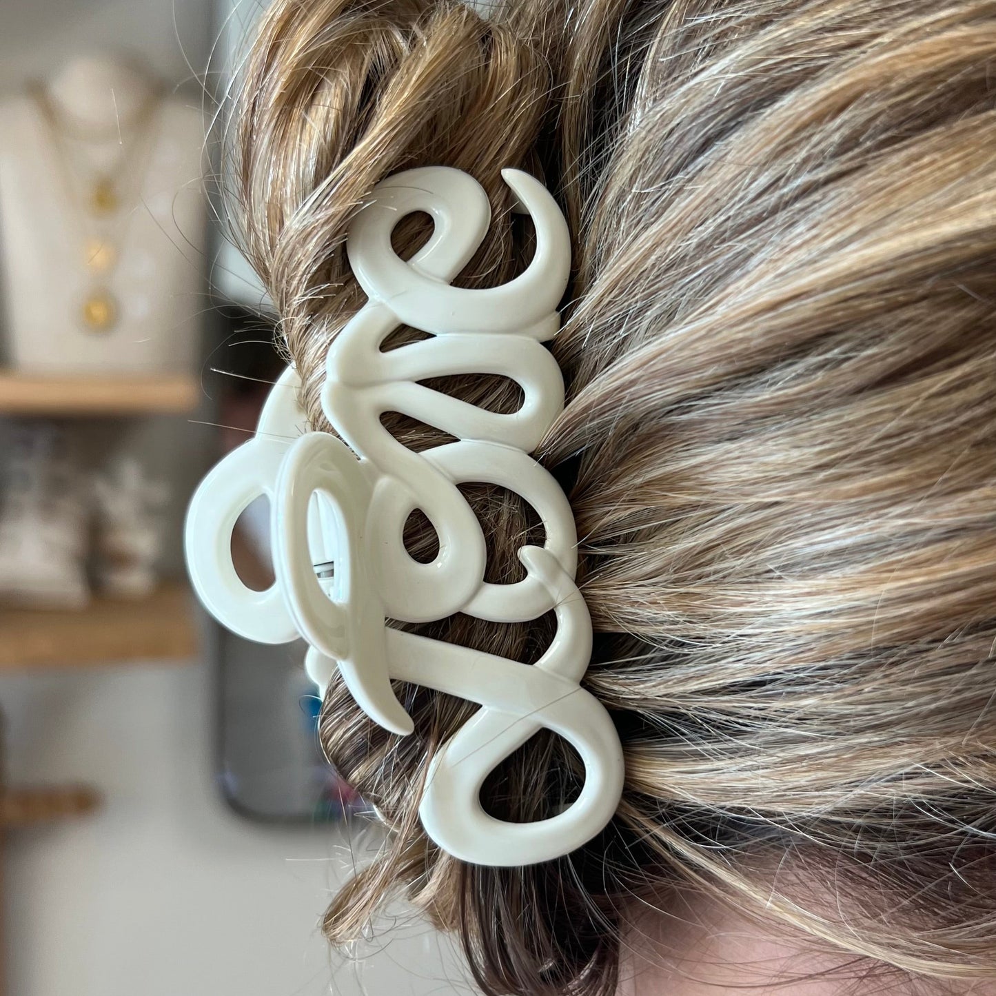 Grande pince à cheveux love de couleurs blanche de la marque bon dep