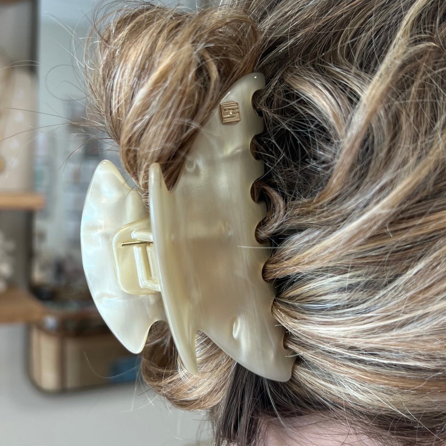 Grande pince à cheveux ivoire de la marque Bon dep