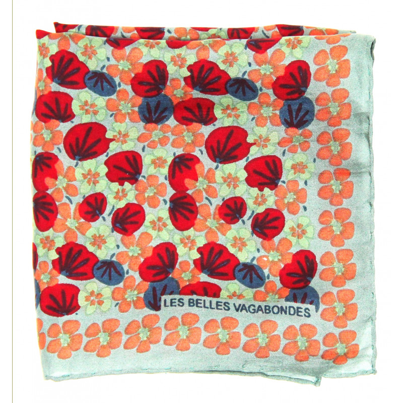 Mini carré de soie Capucine, carré en soie Les belles vagabondes, carré en soie de 50cm x 50cm, carré 100% soie, carré en soie pour femmes, carré en soie beige, carré en soie été, accessoire cheveux, différente façon de porter le carré de soie, différente façon de porter le foulard, carré en soie en fleur