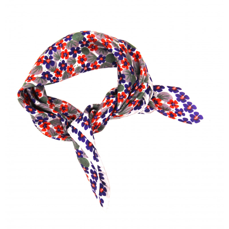 Mini carré de soie Capucine, carré en soie Les belles vagabondes, carré en soie de 50cm x 50cm, carré 100% soie, carré en soie pour femmes, carré en soie prune, carré en soie été, accessoire cheveux, différente façon de porter le carré de soie, différente façon de porter le foulard, carré en soie en fleur