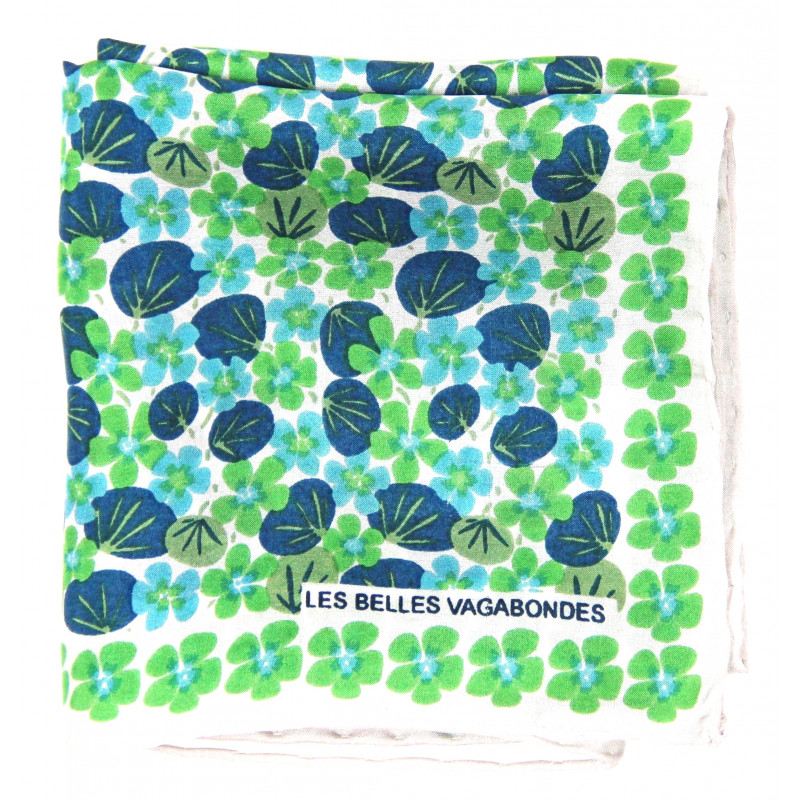 Mini carré de soie Capucine, carré en soie Les belles vagabondes, carré en soie de 50cm x 50cm, carré 100% soie, carré en soie pour femmes, carré en soie vert, carré en soie été, accessoire cheveux, différente façon de porter le carré de soie, différente façon de porter le foulard, carré en soie en fleur
