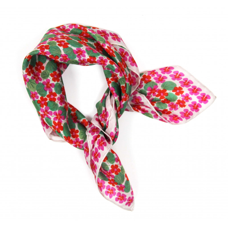 Mini carré de soie Capucine, carré en soie Les belles vagabondes, carré en soie de 50cm x 50cm, carré 100% soie, carré en soie pour femmes, carré en soie fuchsia, carré en soie été, accessoire cheveux, différente façon de porter le carré de soie, différente façon de porter le foulard, carré en soie en fleur