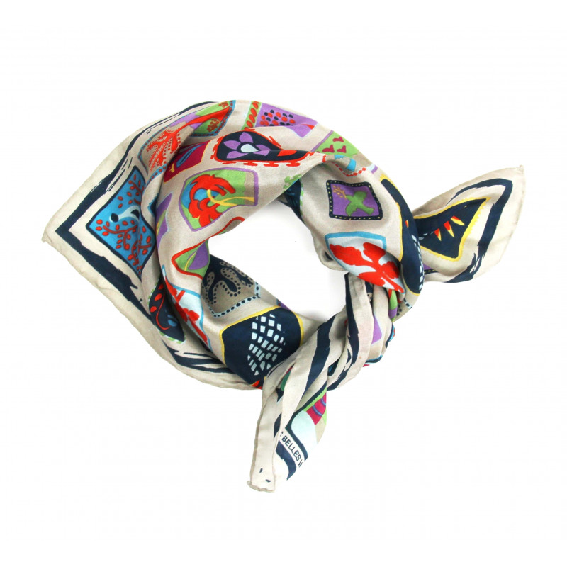 Mini carré de soie Postcard, carré de soie Les belles vagabondes, carré de soie à motif, carré en soie vacances d'été, carré en soie d'été, carré en soie Bleu marine, carré en soie bleu marine, carré en soie motif original, accessoire pour cheveux, différentes façons de porter le foulard, différentes façons de porter le carré de soie