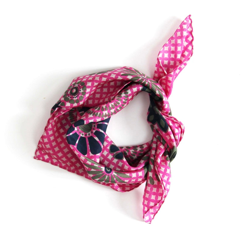 Mini carré de soie Shippo, Les belles vagabondes, 50 cm x 50 cm, carré en soie pour femme, carré en soie pour fille, carré en soie fuchsia, carré en soie motif fleurs, carré en soie pour le printemps, carré en soie pour l'été
