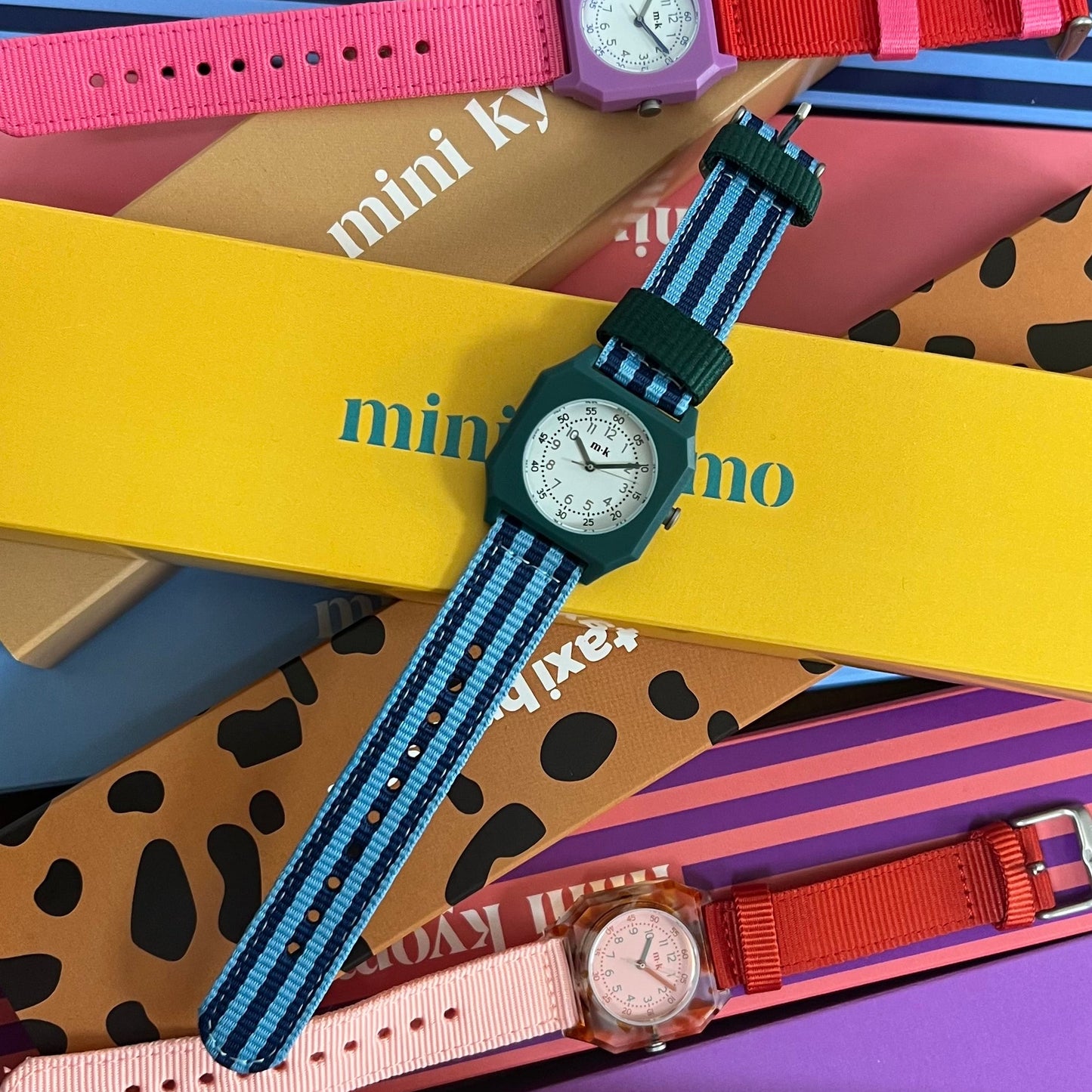 Montre pour enfant, montre pour femme, montre qui facilite la lecture de l'heure, Montre d'apprentissage, Montre colorées, Montre avec les minutes, Montre mini kyomo, Montres fun, montre réglables.