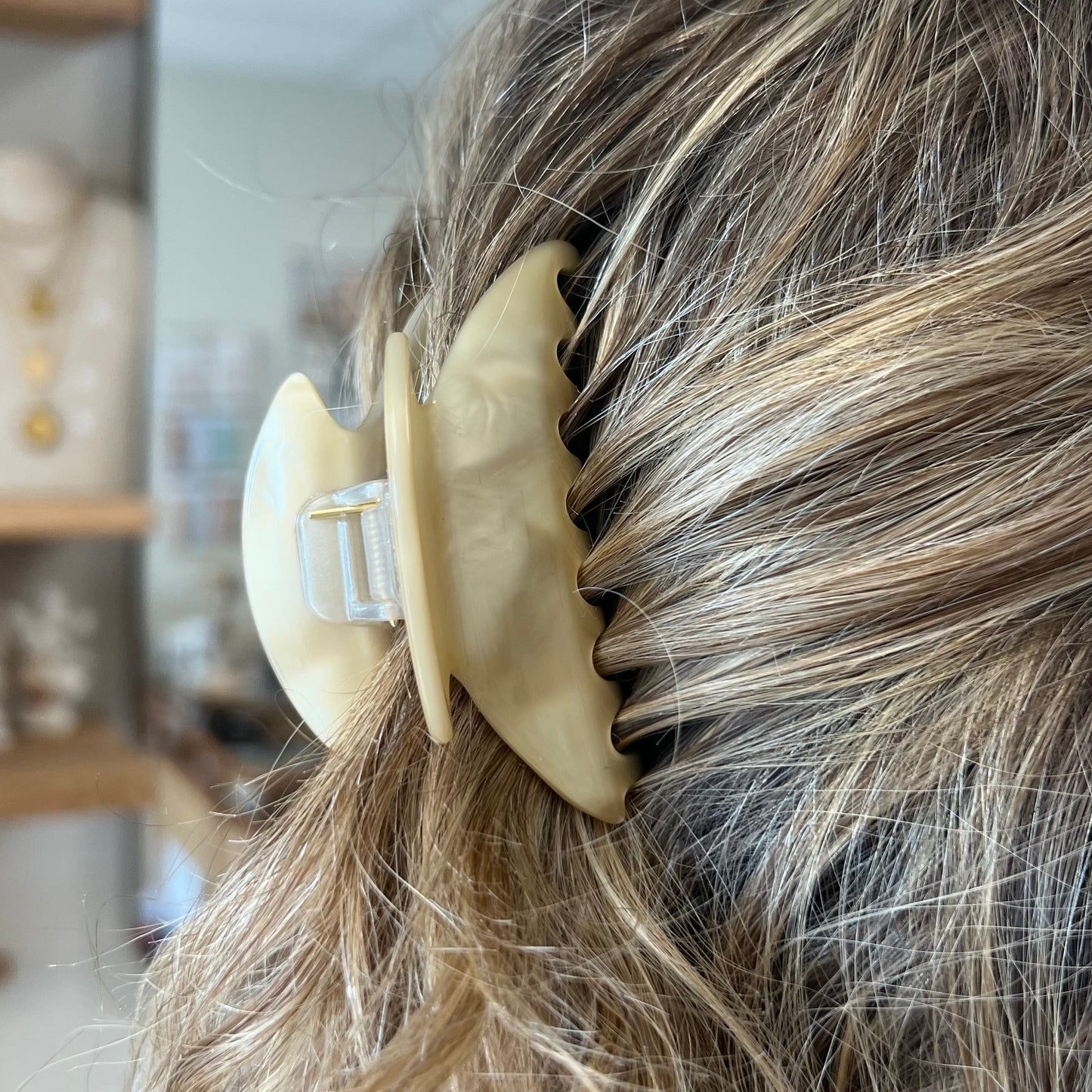 Petite pince à cheveux ivoire de la marque bon dep