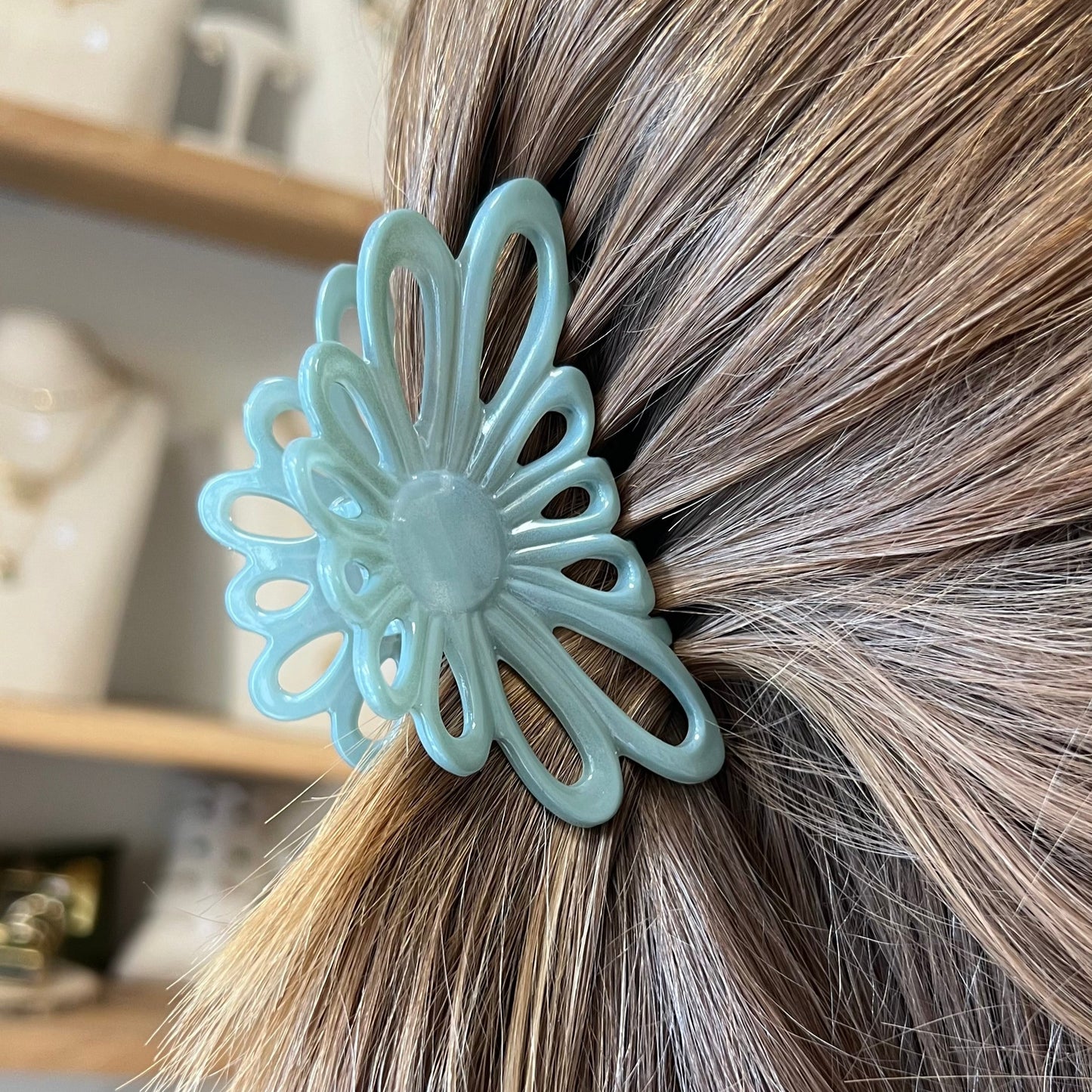 Pince à cheveux fleurs verte de la marque bon dep portée
