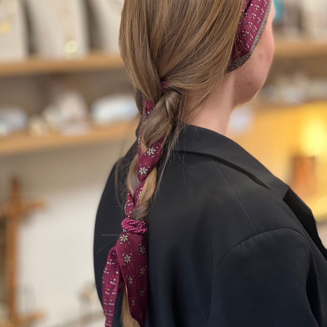 L'art du layering hivernal : Écharpes et foulards cheveux, les duos gagnants de la saison