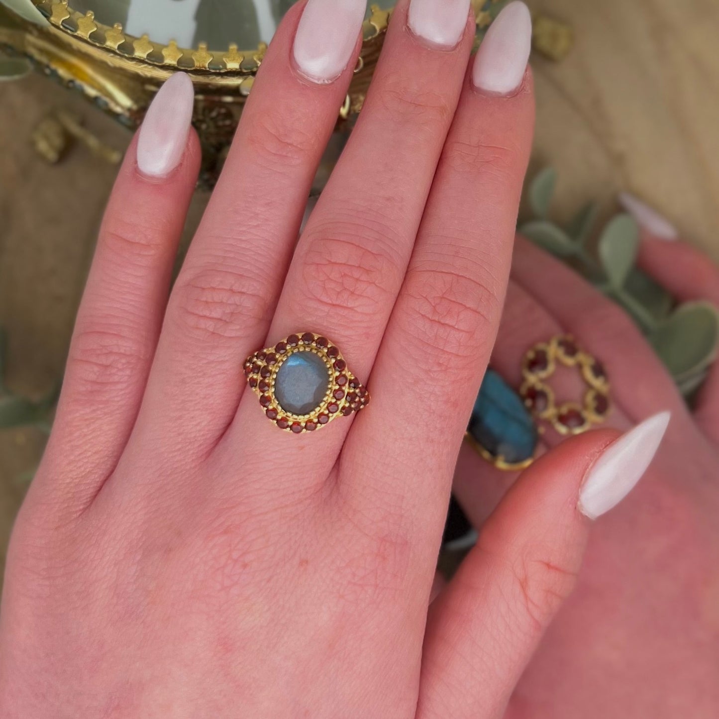 Bague Maria labradorite et grenat, au fil de lo