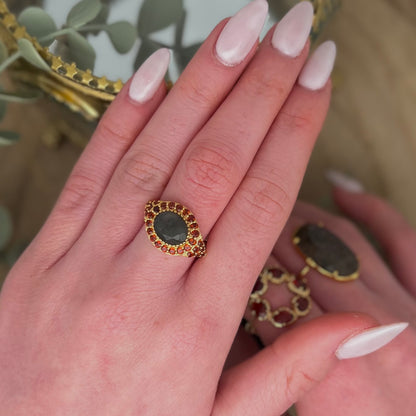 bague, Anastasia, labradorite et grenat au fil de lo