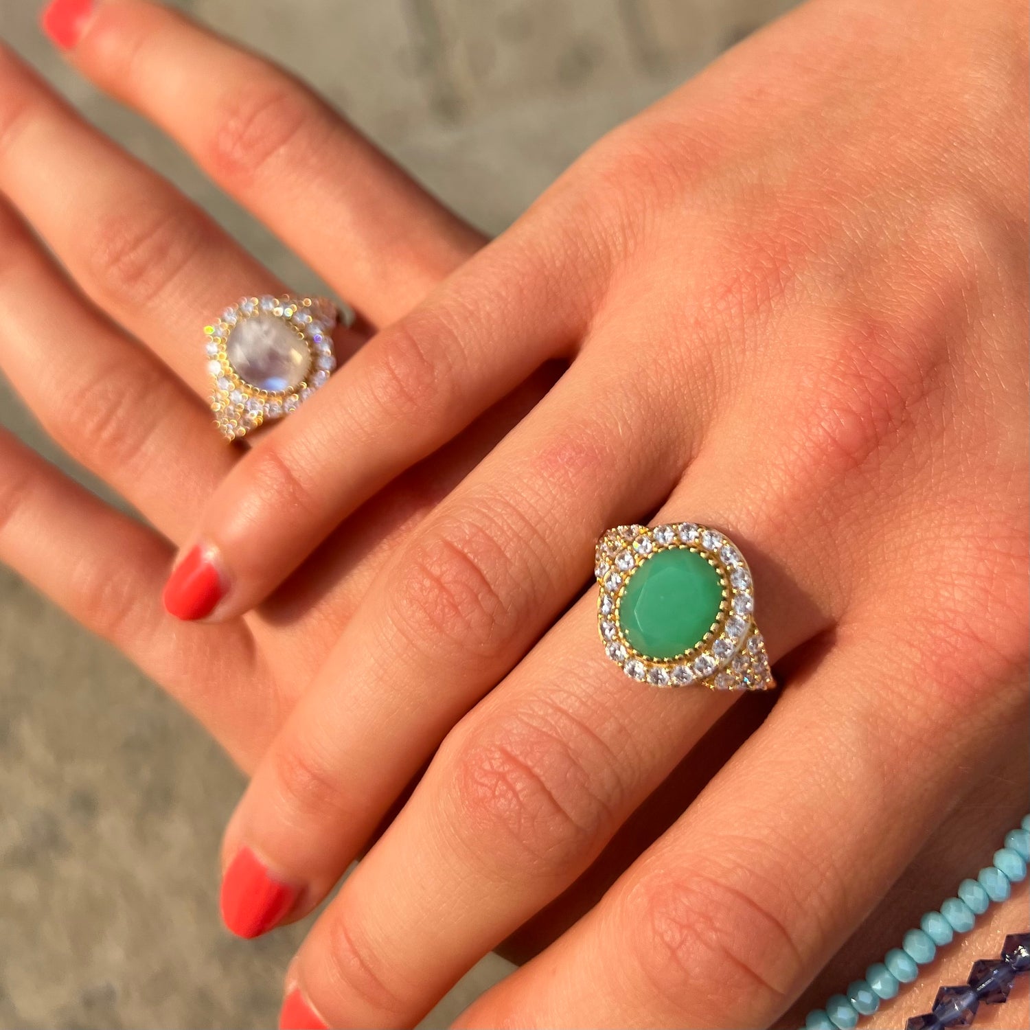 Bague réglable en pierre semis-précieuses Maria, en Chryzoprase, Labradorite blanche et Zircon de la marque Au Fil de Lo 