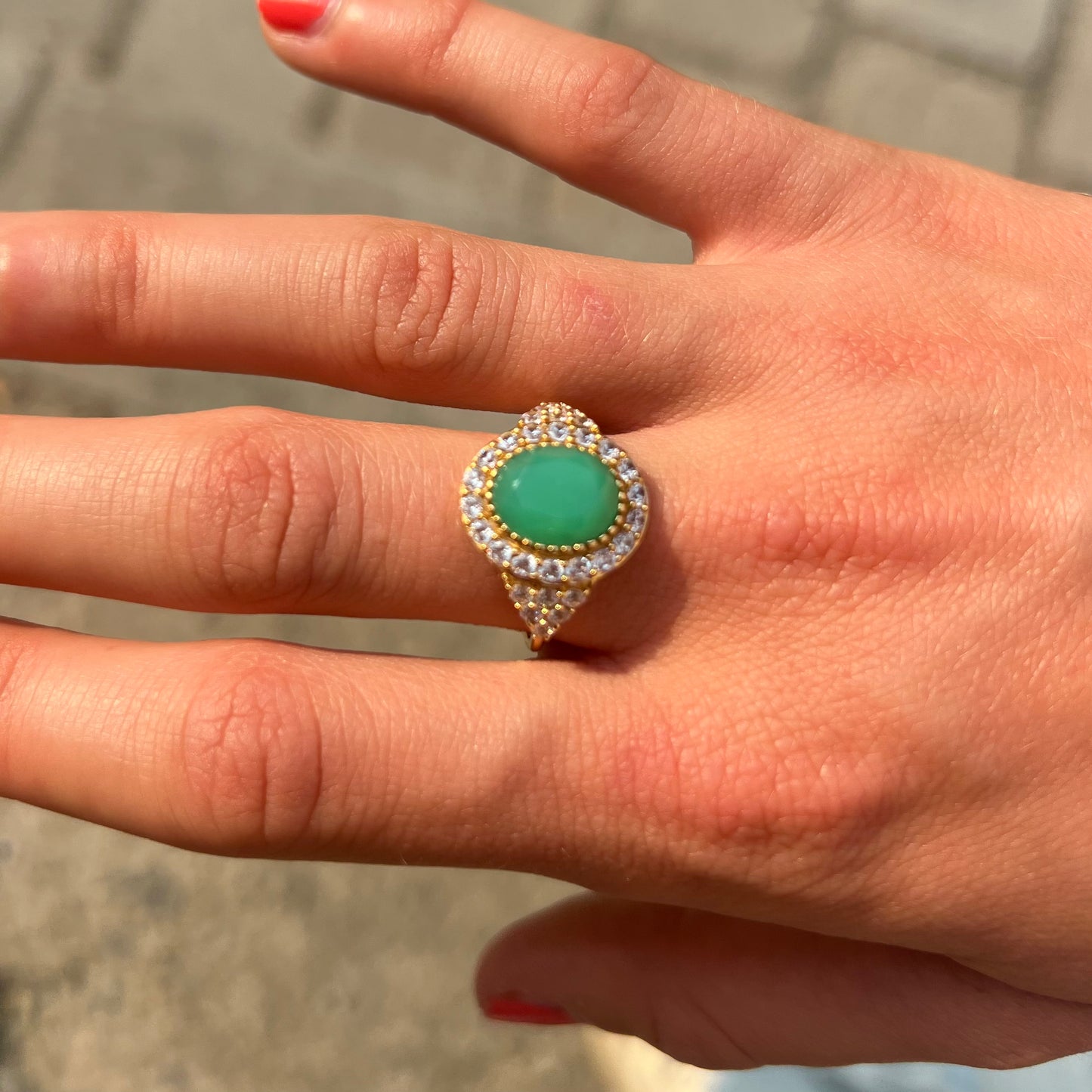 Bague réglable en pierre semis-précieuses Maria, en Chryzoprase et Zircon de la marque Au Fil de Lo 