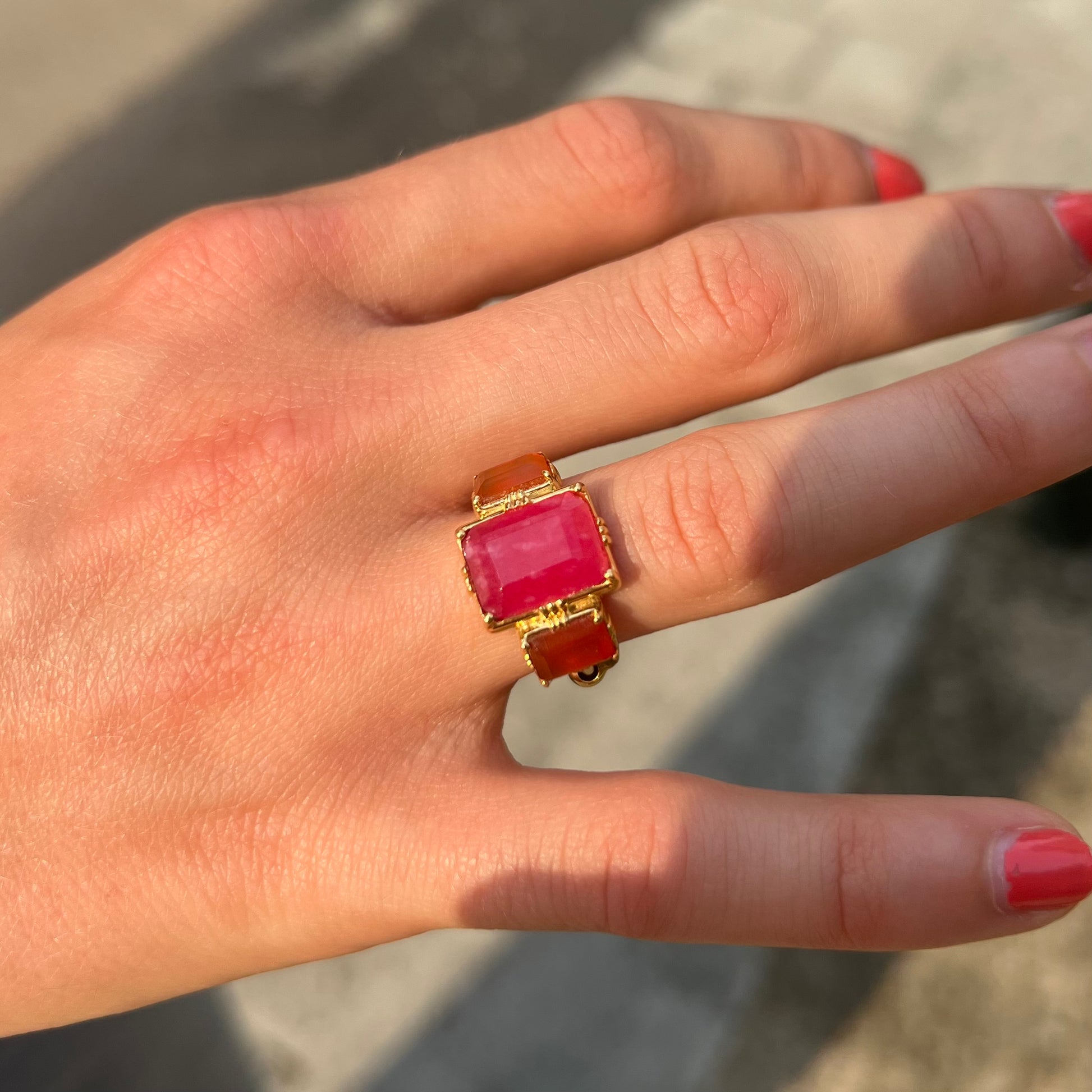 Bague réglable en pierre semis-précieuses Romane, en Cornaline et en Quartz Fraise de la marque Au Fil de Lo 