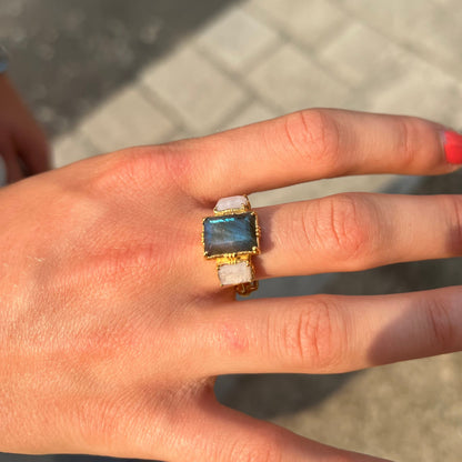 Bague réglable en pierre semis-précieuses Romane, en Labradorite et en Labradorite blanche de la marque Au Fil de Lo 