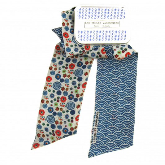 Bandeau de soie Akiko, bandeau en soie Les belles vagabondes, bandeau cheveux, bandeau pour femmes, accessoire cheveux, bandeau en soie bleu, bandeau avec des fleurs et forme ronde, compléter son look, accessoire tour du cou, bandeau tour du cou.