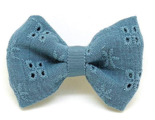 Barrette Noeud Dentelle bleu, en gaz de coton et dentelle anglaise, Au royaume des filles, Bijoux de cheveux pour enfant de plus de 3 ans, Noeud pour cheveux, idée de cadeau petite fille