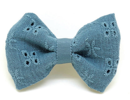 Barrette Noeud Dentelle bleu, en gaz de coton et dentelle anglaise, Au royaume des filles, Bijoux de cheveux pour enfant de plus de 3 ans, Noeud pour cheveux, idée de cadeau petite fille