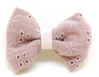 Barrette Noeud Dentelle rose, en gaz de coton et dentelle anglaise, Au royaume des filles, Bijoux de cheveux pour enfant de plus de 3 ans, Noeud pour cheveux, idée de cadeau petite fille