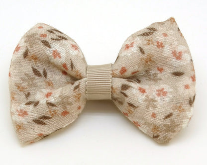 Barrette Noeud fleurs beige, en gaz de coton, Au royaume des filles, Bijoux de cheveux pour enfant de plus de 3 ans, Noeud pour cheveux, idée de cadeau petite fille