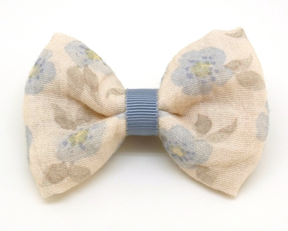 Barrette Noeud fleurs bleu clair, en gaz de coton, Au royaume des filles, Bijoux de cheveux pour enfant de plus de 3 ans, Noeud pour cheveux, idée de cadeau petite fille