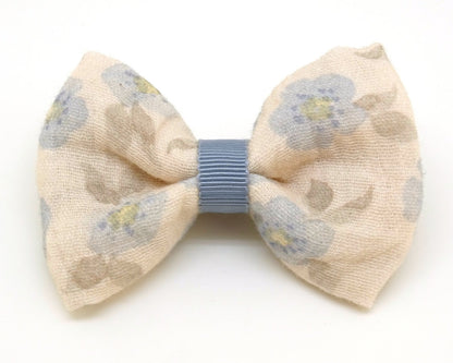 Barrette Noeud fleurs bleu clair, en gaz de coton, Au royaume des filles, Bijoux de cheveux pour enfant de plus de 3 ans, Noeud pour cheveux, idée de cadeau petite fille