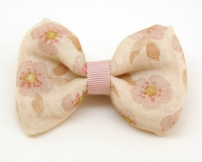 Barrette Noeud fleurs rose clair, en gaz de coton, Au royaume des filles, Bijoux de cheveux pour enfant de plus de 3 ans, Noeud pour cheveux, idée de cadeau petite fille
