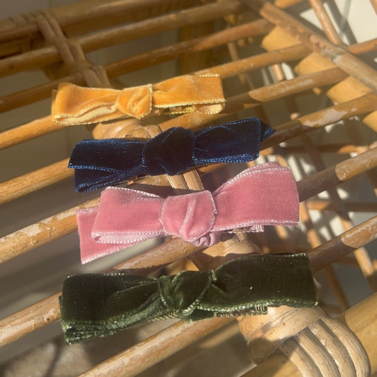 Barrette noeud en velours, de la marque Au royaume des filles, Fabriqué à la main en france