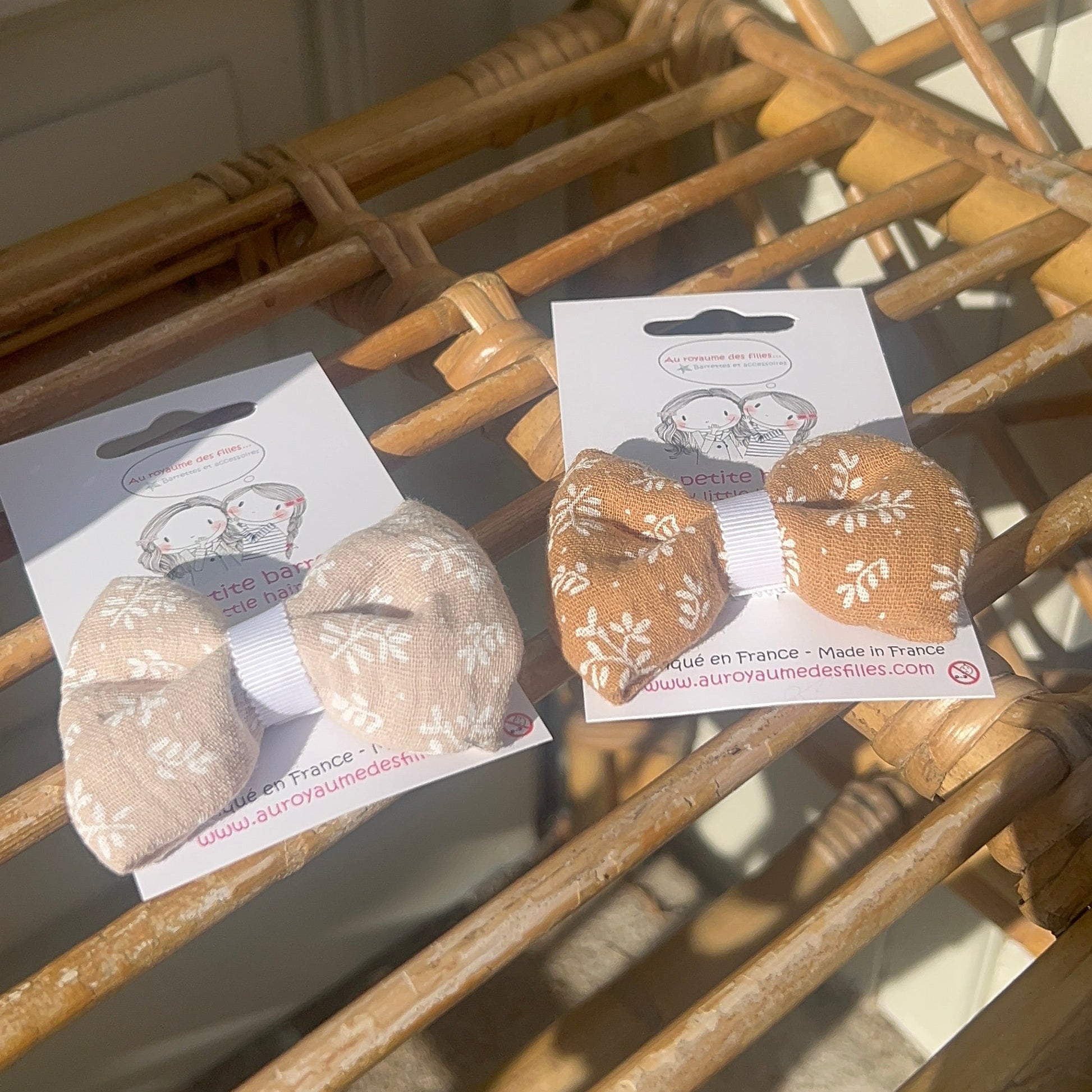 Barrette noeud feuille, de la marque Au royaume des filles, Fabriqué à la main en france