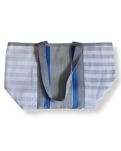 Sac de plage avec fermeture Babachic - sac de pique nique avec fermeture Babachic - sac de vacance - sac résistant au sable, sac avec fermeture- sac avec anse qui se porte sur l'épaule - Sac babachic - sac en plastique recyclé - sac avec pochette intégré - sac blanc