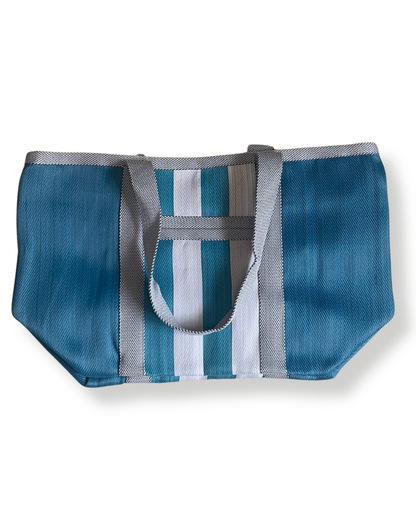 Sac de plage avec fermeture Babachic - sac de pique nique avec fermeture Babachic - sac de vacance - sac résistant au sable, sac avec fermeture- sac avec anse qui se porte sur l'épaule - Sac babachic - sac en plastique recyclé - sac avec pochette intégré - sac blanc et Bleu