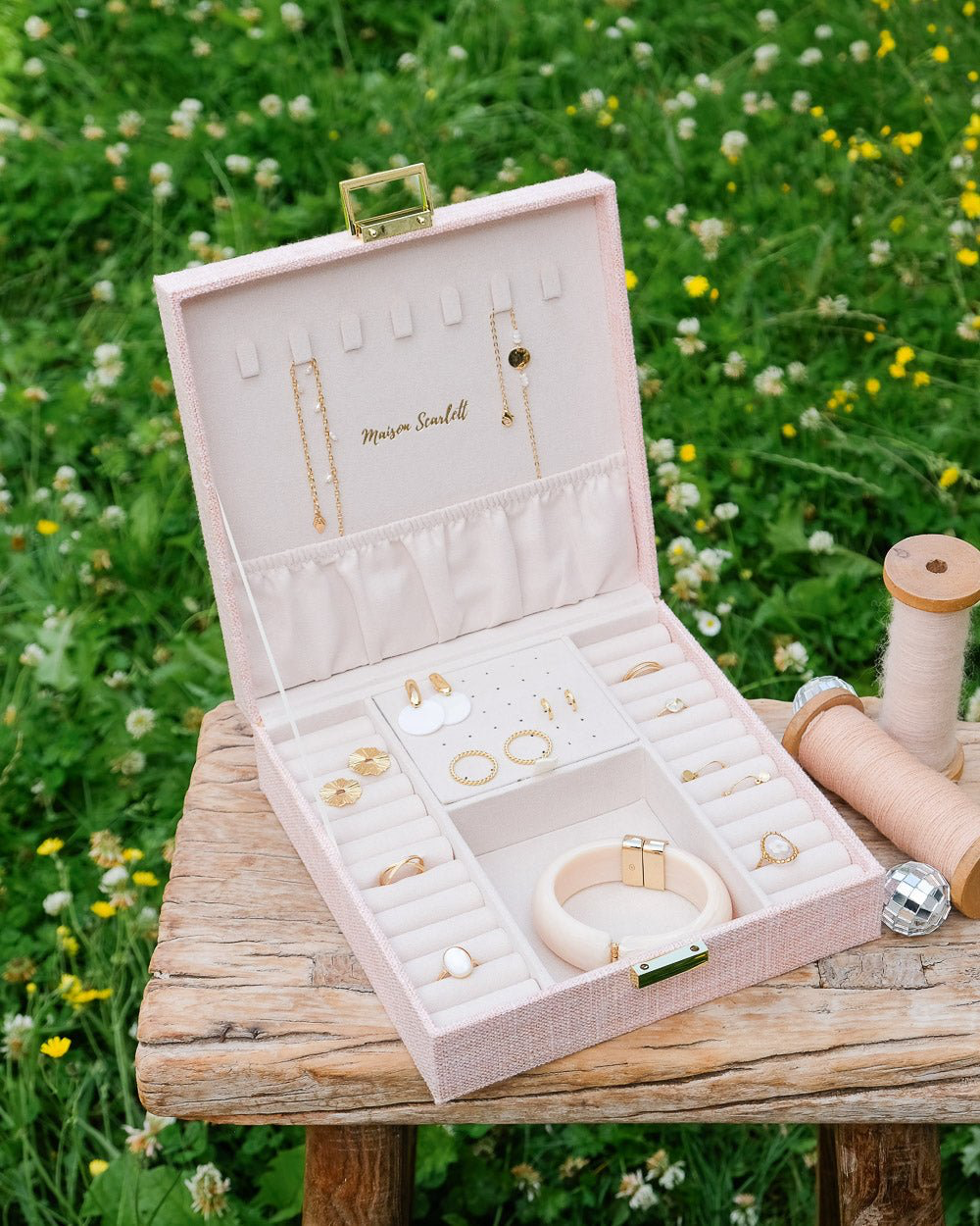 Boîte à bijoux Anne en Lin roseMaison Scarlett - Boite à bijoux de taille moyenne - idée de cadeau d'anniversaire - i dée de cadeau 18 ans - Boite à bijoux avec plusieurs rangements - boites à bijoux original - jolie boite à bijoux -boite à bijoux rose