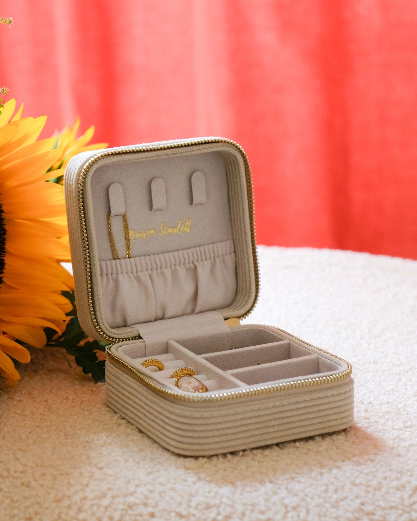 Boîte à bijoux Corinne Maison Scarlett, Boîte à bijoux de voyage, Velours côtelé, Beige, A emporter dans son sac ou dans sa valise