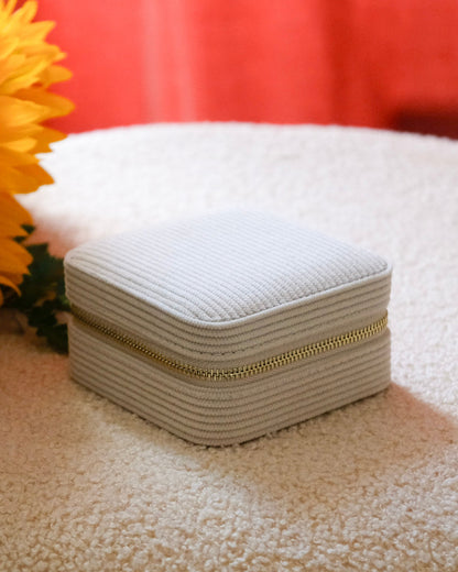 Boîte à bijoux Corinne Maison Scarlett, Boîte à bijoux de voyage, Velours côtelé, Beige, A emporter dans son sac ou dans sa valise