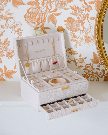 Boîte à bijoux Denise en moumoute blanche Maison Scarlett - boite à bijoux de la marque Maison Scarlett - boite à bijoux  - grande boite à bijoux - boite à bijoux blanche - boite à bijoux idées cadeaux - boite à bijoux avec plein de rangement