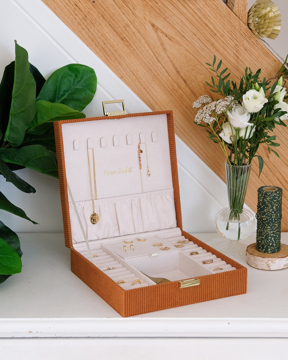 Boîte à bijoux Maison Scarlett, Modèle Anne, Velours côtelé, Camel , Boîte de rangement bijoux.