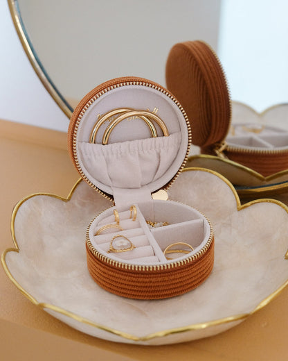 Boîte à bijoux Maison Scarlett, Modèle Yvonne, camel , boîte à bijoux de voyage , Boîte de rangement bijoux, A emporter dans son sac ou sa valise