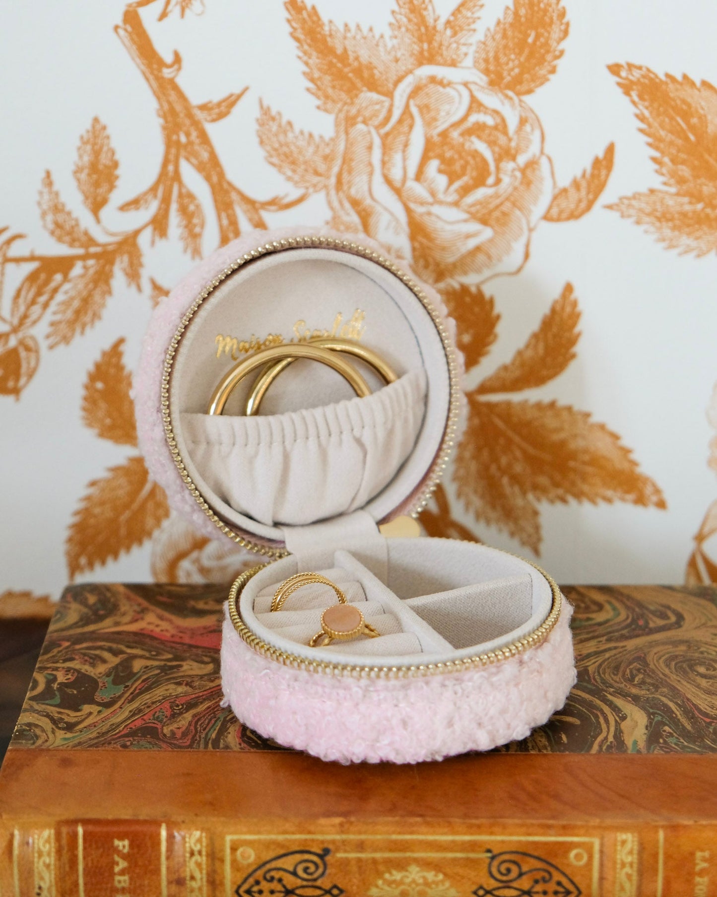 Boîte à bijoux Maison Scarlett, Modèle Yvonne, moumoute rose , boîte à bijoux de voyage , Boîte de rangement bijoux