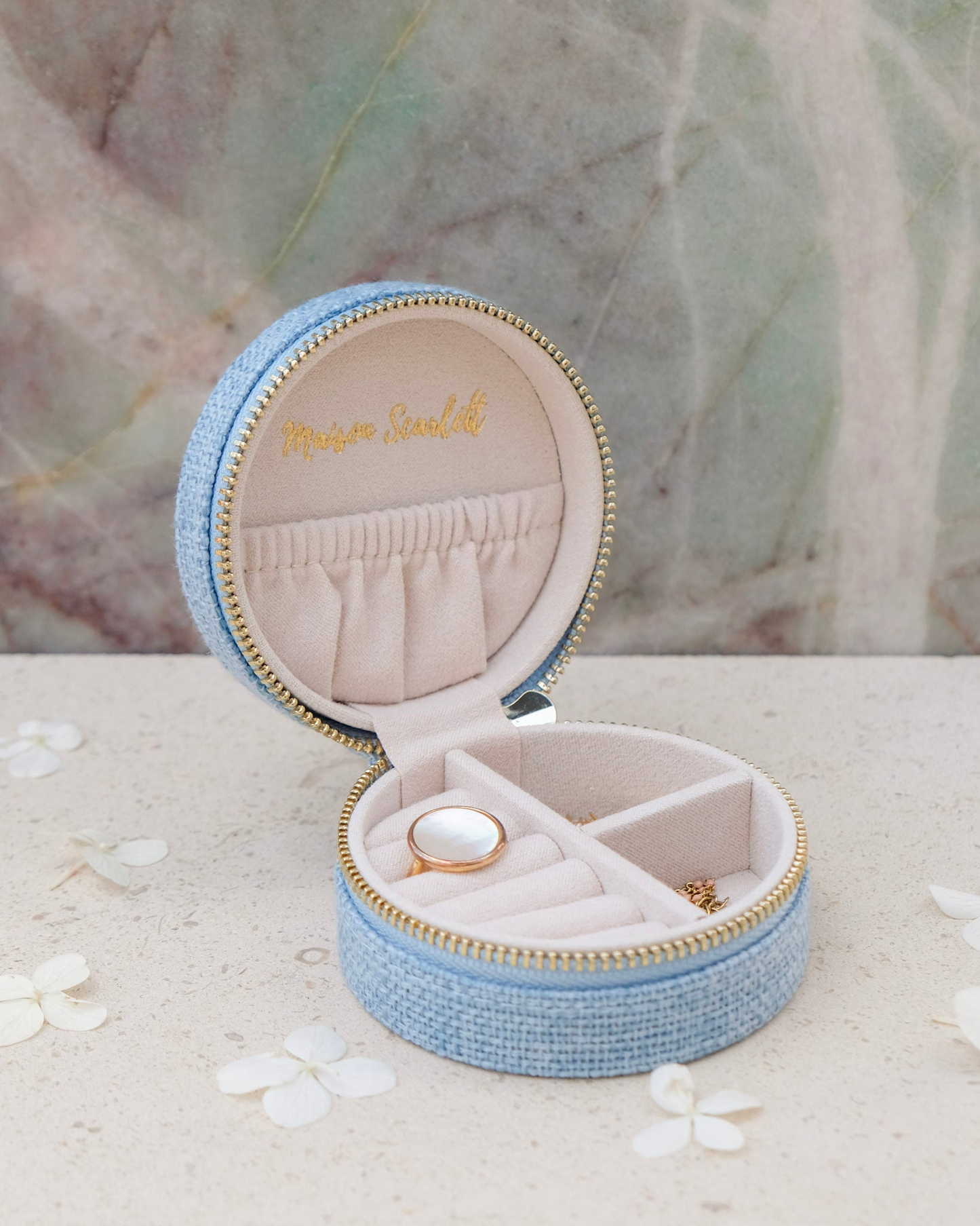 Boîte à bijoux Yvonne en lin bleu ciel Maison Scarlett - boite à bijoux de la marque Maison Scarlett - boite à bijoux de voyage - petite boite à bijoux - boite à bijoux bleu ciel - boite à bijoux idées cadeaux 